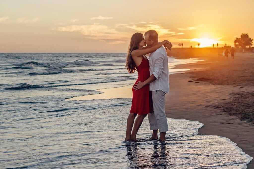 par, young couple, love, kiss, kissing, sunset, holiday, summer, gran canaria, nature, maspalomas, beach, sea, ocean, canary islands